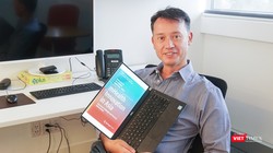 Phó giáo sư Jerry Watkins là một trong những nhà nghiên cứu và biên tập cho cuốn sách Sáng kiến chăm sóc sức khỏe di động ở châu Á.