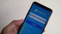 Khi không thể tới phòng giao dịch, khách hàng hãy sử dụng các
hình thức cập nhật thông tin từ xa qua website, ứng dụng, qua tổng đài. Ảnh: M.H