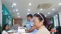 Trong sáng nay (23/4), nhiều người đã đến đợi từ sớm nhưng đến gần giờ trưa vẫn chưa thể hoàn thiện được thông tin.