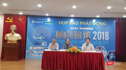 Ông Nguyễn Long (trái) cho rằng sự hỗ trợ lớn nhất của thí sinh tham gia giải thưởng là sự lan tỏa, đặc biệt là trong thế giới số hiện nay.