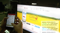 Nhiều chủ tài khoản nhận được tin báo rút tiền dù thẻ nằm trong ví - Ảnh: VĨNH AN