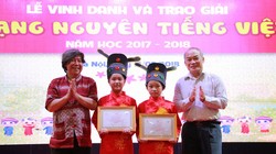 Nguyên Thứ trưởng Bộ GD&ĐT Nguyễn Vinh Hiển (ngoài cùng bên phải) và Giáo sư sử học Lê Văn Lan (ngoài cùng bên trái) trao giải cho hai "Trạng Nguyên" Nguyễn Hà Phương (thứ 2 từ trái sang) và Quách Minh Châu (thứ 3 từ trái sang).