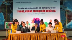 Thứ trưởng Bộ TT&TT Nguyễn Minh Hồng cùng các đại biểu ký phát hành đặc biệt Bộ tem