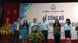 Thứ trưởng Nguyễn Minh Hồng, Đại diện VnPost và các khách mời thực hiện nghi thức khai trương Cổng thông tin điện tử tra cứu Mã bưu chính quốc gia.