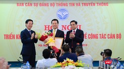 Trưởng ban Tuyên giáo Trung ương Võ Văn Thưởng (trái) và Trưởng ban Tổ chức Trung ương Phạm Minh Chính trao quyết định, chúc mừng quyền Bộ trưởng Nguyễn Mạnh Hùng.