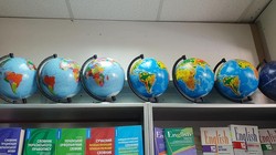 Quả địa cầu vẽ sai lệch bản đồ Việt Nam được bày bán ở cửa hàng số 26 đường Mayakovs'koho thành phố Kiev (Ukraine) (ảnh: Hồ Sỹ Trúc)