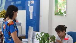 Nhiều chủ thuê bao, đặc biệt là người có tuổi, tốn rất nhiều thời gian ở điểm giao dịch để chờ chụp ảnh chân dung, hoàn thiện thông tin thuê bao.