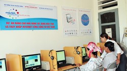 Người dân đến truy cập Internet tại điểm bưu điện văn hóa xã.