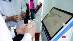 Người dân đang tìm hiểu các thao tác làm thủ tục hành chính trực tuyến.