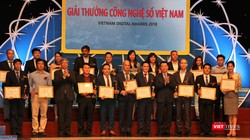 Bộ trưởng Bộ TT&TT Nguyễn Mạnh Hùng và Chủ tịch Liên hiệp các hội Khoa học và Kỹ thuật Việt Nam - GS.VS.TSKH Đặng Vũ Minh trao giải cho các ứng dụng công nghệ số xuất sắc