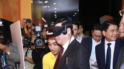 Phó Thủ tướng Vương Đình Huệ trải nghiệm thương mại điện tử tại phố đi bộ Hồ Gươm trong ngày khai mạc Online Friday.