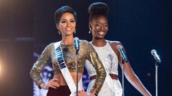 H'Hen Niê (trái) được khán giả cổ vũ nồng nhiệt và được coi là một trong những ứng cử viên sáng giá giành vương miện Miss Universe 2018.