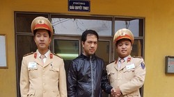 Anh Đặng Kim Minh cảm ơn Thượng úy Nguyễn Danh Lưu và Thiếu úy Nguyễn Văn Tùng.