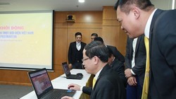 Ông Phạm Anh Tuấn, Chủ tịch HĐTV VnPost trải nghiệm mua sắm, đặt hàng trên sàn PostMart.