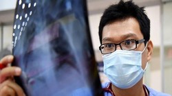 BS. Hùng Ngô trong ca trực tại bệnh viện Bạch Mai (Hà Nội).