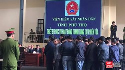 Bị cáo Nguyễn Thanh Hóa đứng hàng trên trong nhóm các bị cáo nghe tòa tuyên án trong phiên tòa sơ thẩm.
