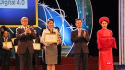 Bộ trưởng Bộ Thông tin và Truyền thông Nguyễn Mạnh Hùng và Giáo sư Viện sĩ Đặng Vũ Minh - Chủ tịch Liên hiệp các hội KHKT Việt Nam trao giải thưởng cho các đơn vị có ứng dụng công nghệ số xuất sắc tại Lễ trao Giải thưởng Công nghệ số Việt Nam 2018.