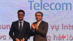 Ông Nguyễn Minh Hồng - Chủ tịch Hội Truyền thông số Việt Nam, Nguyên Thứ trưởng Bộ TT&TT (phải) trao danh hiệu 'Nhà cung cấp dịch vụ Internet Cố định được khách hàng hài lòng nhất về Chất lượng dịch vụ và Chăm sóc khách hàng 2019 cho đại diện FPT Telecom.