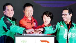 Tổng giám đốc, Phó Tổng giám đốc Go-Viet (áo đỏ) tại Lễ ra mắt Go-Việt.