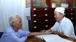 Các thầy thuốc đông y khám chữa bệnh và phô diễn tài năng là điểm mới của sự kiện thường niên Festival nghề truyền thống Huế năm nay.