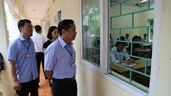Ông Bùi Trọng Đắc, Giám đốc Sở từng khẳng định, việc chấm thi của tỉnh được làm theo đúng quy trình và không có bất cứ sự can thiệp nào. Trong ảnh, ông Đắc kiểm tra tại điểm thi trường THPT Lương Sơn (Hòa Bình). (Ảnh: hoabinh.edu.vn)