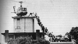 Bức ảnh đi vào lịch sử: Đám đông tranh nhau lên trực thăng trên nóc một ngôi nhà Sài Gòn.