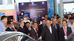 Thủ tướng cùng các đại biểu tham quan Triển lãm trong khuôn khổ hội thảo của Diễn đàn Kinh tế Tư nhân Việt Nam 2019 