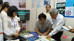 Đông đảo người dân đến tìm hiểu về thiết bị, dịch vụ y tế, chăm sóc sức khỏe tại triển lãm sáng nay (8/5).