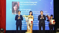 Phó Thủ tướng Vũ Đức Đam và Bộ trưởng Bộ KHCN Chu NGọc Anh trao Giải thưởng Tạ Quang Bửu 2019 cho TS Nguyễn Lê Khánh Hằng. 