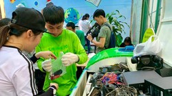 Nhiều bạn trẻ tham dự sự kiện đổi rác điện tử lấy cây, diễn ra tại đường sách, Quận 1 TP.HCM cách đây ít ngày.
