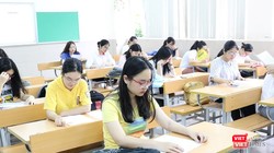 Thí sinh làm bài thi. Ảnh: Minh Thúy