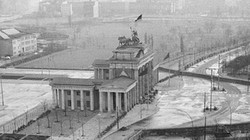 Năm 1961, Bức tường Berlin bắt đầu được dựng lên, ngăn cách Đông Đức và Tây Đức. Nó trở thành biểu tượng nổi tiếng nhất của cuộc chiến tranh Lạnh.