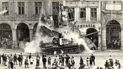 Chiến xa khối Warszawa trên đường phố Tiệp Khắc - Ảnh tư liệu