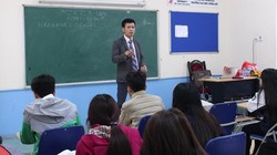 Trần Khắc Hùng khi còn là Chủ tịch Hội đồng quản trị - hướng dẫn sinh viên về tác phong làm việc của người Nhật Bản