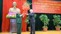 Tổng Bí thư, Chủ tịch nước Nguyễn Phú Trọng, Bí thư Quân ủy Trung ương trao Huy hiệu 70 năm tuổi Đảng tặng ông Lê Khả Phiêu, nguyên Tổng Bí thư Ban Chấp hành Trung ương Đảng Cộng sản Việt Nam, nguyên Chủ nhiệm Tổng cục Chính trị Quân đội nhân dân Việt Nam