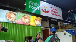 Tài xế GrabFood tới nhận đồ ăn ở quầy hàng tại GrabKitchen (ảnh chụp tại Indonesia).