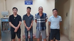 Băng nhóm cho vay nặng lại do Xuân Minh (áo kẻ) cầm đầu.