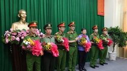 Thiếu tướng Nguyễn Duy Ngọc, Thứ trưởng Bộ Công an trao thưởng cho các đơn vị.