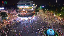 Phố đi bộ Hồ Gươm là một trong những điểm vui chơi thu hút người dân và cả khách du lịch.