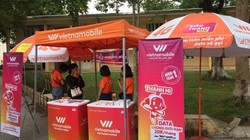 Chi nhánh Vietnammobile công khai bán sim 'rác' trong khuôn viên trường Đại học.