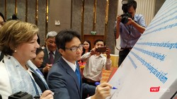 Phó Thủ tướng Chính phủ Vũ Đức Đam là người đầu tiên kí tuyên bố chung.
