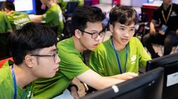 Các thí sinh tham gia Codewar tại điểm cầu Hà Nội.