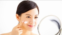 Trước khi trang điểm, bạn nên bôi một lớp dưỡng mỏng.