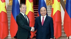 Thủ tướng Nguyễn Xuân Phúc đón Thủ tướng Dmitry Medvedev trong chuyến thăm chính thức Việt Nam, tháng 11.2018. Ảnh: Sputnik.