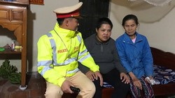 Tổ tuần tra dùng xe chuyên dụng đưa chị Bùi Thị Hồng về nhà. Ảnh: Hiệp Bình