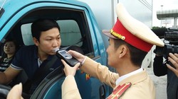 Đội tuần tra kiểm sát số 2 (Cục CSGT) kiểm tra nồng độ cồn của các lái xe đi vào cao tốc Hà Nội – Hải Phòng – Quảng Ninh. Ảnh: Hiệp Bình.