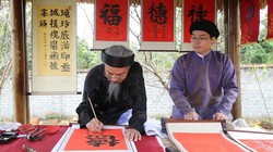 Ông đồ già Nguyễn Bá Dần năm nay đã 80 tuổi. Ảnh: Tú Uyên. 