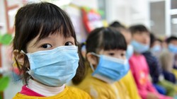 Hình ảnh học sinh tiểu học Hà Nội đeo khẩu trang trong lớp khiến nhiều người lo lắng. Ảnh; Báo Dân Trí