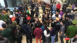 Nhiều cửa hàng, quầy thuốc ở Hà Nội luôn trong tình trạng khan hiếm khẩu trang. Đây cũng là cơ hội cho kẻ đầu cơ đẩy giá mặt hàng này lên cao, thậm chí cao gấp hàng chục lần so với giá bàn thông thường.