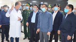 Phó Thủ tướng Chính phủ Vũ Đức Đam kiểm tra công tác chuẩn bị, các điều kiện phòng, chống dịch tại Bệnh viện cách ly đặc biệt TP Móng Cái. Ảnh: Nguyễn Thanh.